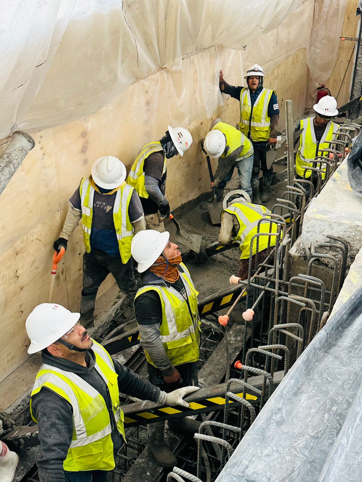 Equipo trabajando en obra